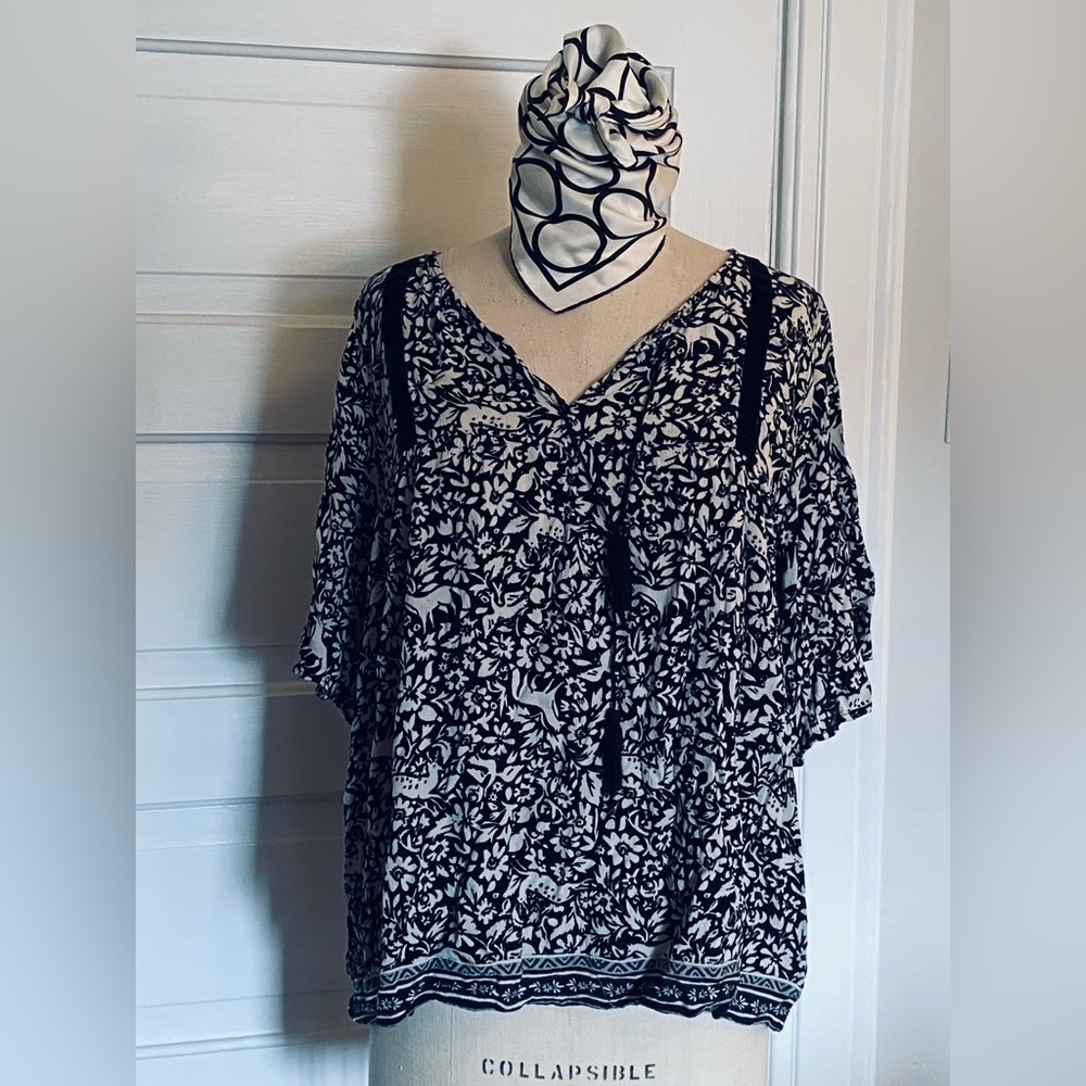 4 / $20 Sale! Gently loved Old Navy XXL black & white floral peasant shirt.*